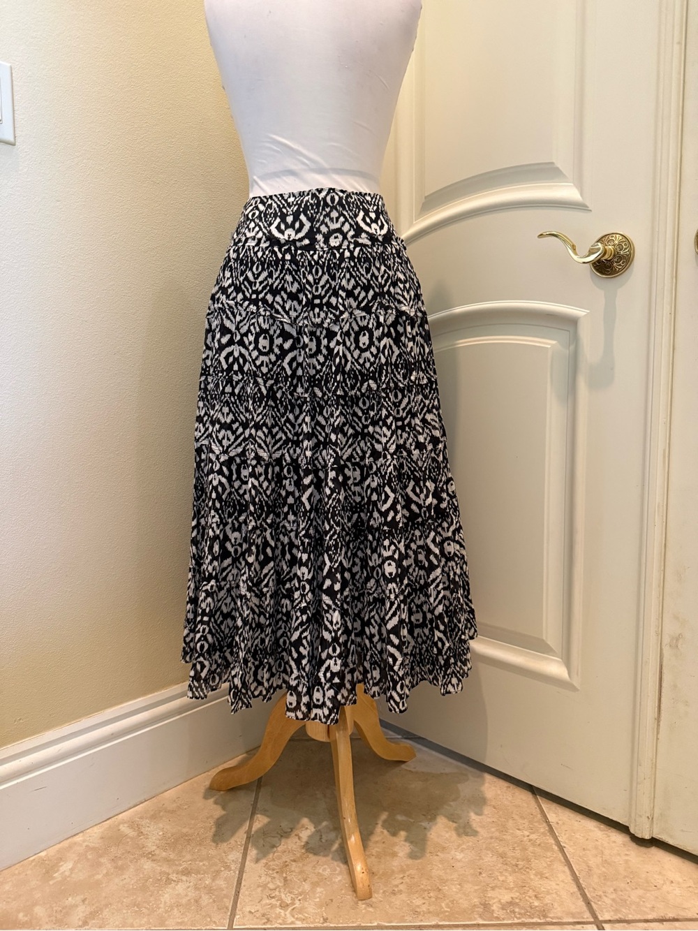 Jones New York black and white ikat pattern tiered maxi skirt - Picture 3 of 4